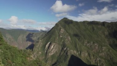 Aguas Calientes, Peru - 06 19 2023: Cuzco yakınlarındaki Peru 'da And Dağları' nda Kutsal Urubamba Nehri Vadisi 'nin yukarısında eski İnka kalıntıları bulunan Machu Picchu arkeolojik alanı.