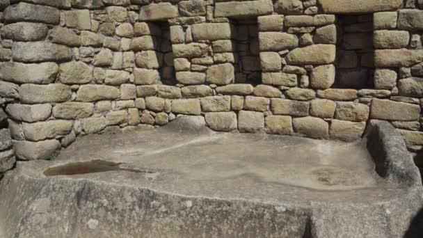ペルーのアグアス カリエンテス 2023 古いインカの遺跡はクスコ近くのペルーのアンデスの高地にあるウルバンバ川の聖谷の上に高く遺跡 — ストック動画