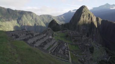 Aguas Calientes, Peru - 06 19 2023: Cuzco yakınlarındaki Peru 'da And Dağları' nda Kutsal Urubamba Nehri Vadisi 'nin yukarısında eski İnka kalıntıları bulunan Machu Picchu arkeolojik alanı.