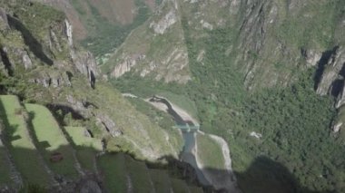 Aguas Calientes, Peru - 06 19 2023: Cuzco yakınlarındaki Peru 'da And Dağları' nda Kutsal Urubamba Nehri Vadisi 'nin yukarısında eski İnka kalıntıları bulunan Machu Picchu arkeolojik alanı.