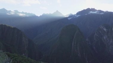 Aguas Calientes, Peru - 06 19 2023: Cuzco yakınlarındaki Peru 'da And Dağları' nda Kutsal Urubamba Nehri Vadisi 'nin yukarısında eski İnka kalıntıları bulunan Machu Picchu arkeolojik alanı.