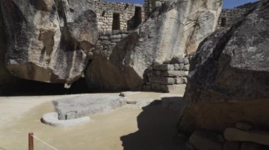 Aguas Calientes, Peru - 06 19 2023: Cuzco yakınlarındaki Peru 'da And Dağları' nın kutsal vadisinde Machu Picchu 'nun arkeolojik alanındaki Akbaba tapınağı..