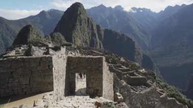 Aguas Calientes, Peru - 06 19 2023: Cuzco yakınlarındaki Peru 'da And Dağları' nda Kutsal Urubamba Nehri Vadisi 'nin yukarısında eski İnka kalıntıları bulunan Machu Picchu arkeolojik alanı.