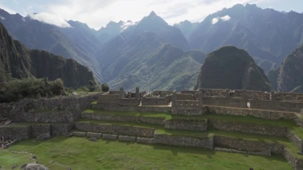 ペルーのアグアス カリエンテス 2023 古いインカの遺跡はクスコ近くのペルーのアンデスの高地にあるウルバンバ川の聖谷の上に高く遺跡 — ストック動画
