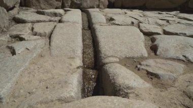 Aguas Calientes, Peru - 06 19 2023: Cuzco yakınlarındaki Peru 'daki And Dağları' nın Kutsal Vadisi 'nin yukarısındaki Machu Picchu arkeolojik sahasında su tedarik sistemi.