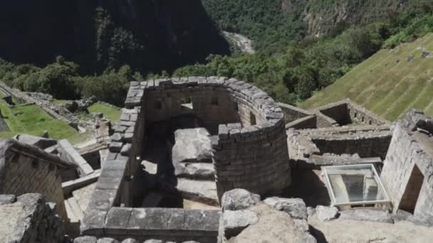 ペルーのアグアスカリエンテス 2023 クスコ近くのペルーのアンデスの高地にあるウルバンバ川の聖谷の上のマチュピチュの考古学的な場所で太陽の寺院 — ストック動画