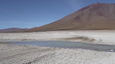 Licancabur volkanı yakınlarındaki kurak arazide laguna verde ve blanca And Dağları 'ndaki Altiplano' nun yüksek rakımında Bolivya 'nın yüksek dağlarında.