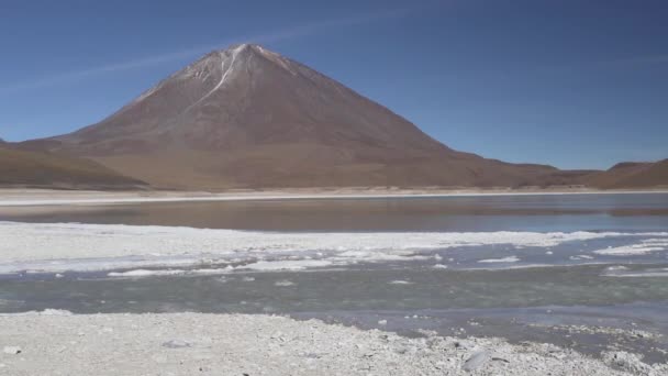 Laguna Verde Blanca Arid Landscape Volcano Licancabur High Altiplano Andes — стоковое видео