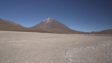 Licancabur volkanı yakınlarındaki kurak arazide laguna verde ve blanca And Dağları 'ndaki Altiplano' nun yüksek rakımında Bolivya 'nın yüksek dağlarında.