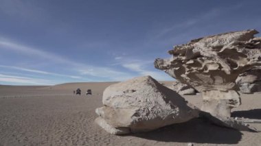 Arbol de la Piedra, Taş Ağacı, ünlü kaya oluşumu ve popüler seyahat noktası, rüzgarla aşınmış ve Bolivya 'nın kurak dağlarının And Dağları' ndaki Altiplano 'nun yüksek irtifasında yer almış..