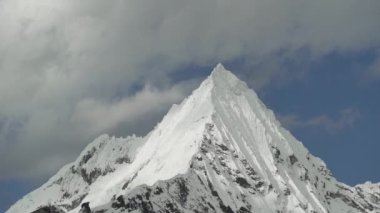 Huascaran, Peru 'daki Cordillera blanca' nın yüksek And Dağları 'ndaki laguna paron lagünündeki piramit şekilli buzulun karla kaplı tepeleri parlak güneşli bir günde karla kaplıydı..