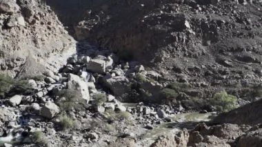 Peru And Dağları 'ndaki Cordillera Blanca' nın yüksek irtifasında canlı bir nehir..