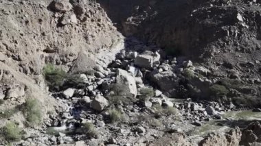 Peru And Dağları 'ndaki Cordillera Blanca' nın yüksek irtifasında canlı bir nehir..