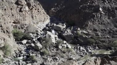 Peru And Dağları 'ndaki Cordillera Blanca' nın yüksek irtifasında canlı bir nehir..