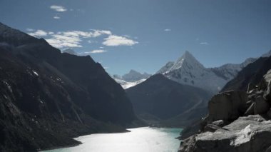 Peru, Huascaran 'daki Cordillera Blanca' nın yüksek And Dağları 'ndaki laguna paron gölünün güzel turkuaz suları, güneşli bir günde karla kaplı dağ zirveleri..