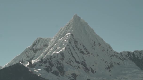 Крижаний Льодовик Формі Піраміди Лагуні Парон Високогір Горах Кордильєри Колка — стокове відео
