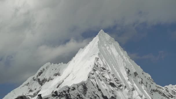 ペルーのハカサランにあるコルデレラ ブランカの高山にあるラグナ パロン ラグーンにあるピラミッド型の山の氷河を覆い 晴れた日には雪が山頂に覆われた — ストック動画