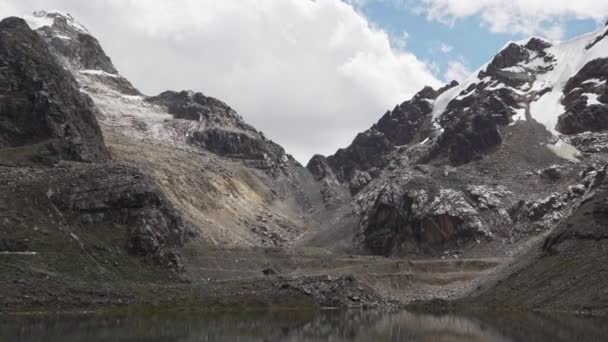 페루의 안데스 산맥의 코르딜레라 블랑카 Cordillera Blanca 가파른 꼭대기에 오일리피카 — 비디오