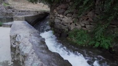 Ollantaytambo, Peru - 06: 18 2019: Cuzco yakınlarındaki And Dağları 'ndaki Urubamba Nehri' nin Kutsal Vadisi 'ndeki İnka harabeleriyle Ollantaytambo' nun arkeolojik alanı.