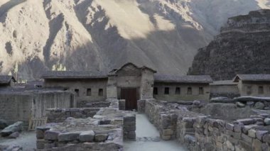 Ollantaytambo, Peru - 06: 18 2019: Cuzco yakınlarındaki And Dağları 'ndaki Urubamba Nehri' nin Kutsal Vadisi 'ndeki İnka harabeleriyle Ollantaytambo' nun arkeolojik alanı.