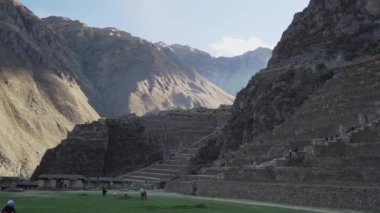 Ollantaytambo, Peru - 06: 18 2019: Cuzco yakınlarındaki And Dağları 'ndaki Urubamba Nehri' nin Kutsal Vadisi 'ndeki İnka harabeleriyle Ollantaytambo' nun arkeolojik alanı.