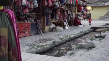 Ollantaytambo, Peru - 06: 18 2019: Cuzco yakınlarındaki And Dağları 'ndaki Urubamba Nehri' nin Kutsal Vadisi 'ndeki İnka harabeleriyle Ollantaytambo' nun arkeolojik alanı.