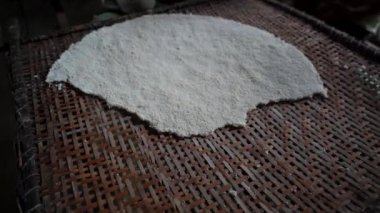 Ekvador 'daki Cuyabeno Milli Parkı tropikal Amazon Nehri Bölgesi' ndeki Cuyabeno Ulusal Parkı 'nda yerel bir köyde basit bir manioc ekmeğin geleneksel hazırlığı
