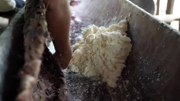 Традиционная Подготовка Простого Хлеба Маниоков Коренной Деревне Национальный Парк Куябено — стоковое видео