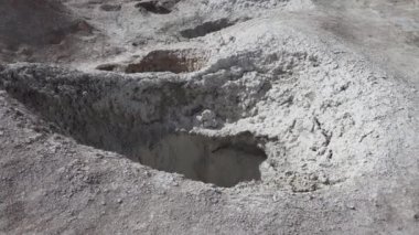 Bolivya 'daki Altiplano Andean Platosu' ndaki Sol de Manana gayzerlerinde fümerollü ve çamur çukurlu volkanik aktivite.