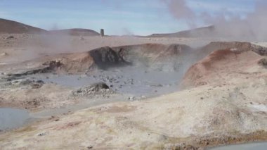 Bolivya 'daki Altiplano Andean Platosu' ndaki Sol de Manana gayzerlerinde fümerollü ve çamur çukurlu volkanik aktivite.