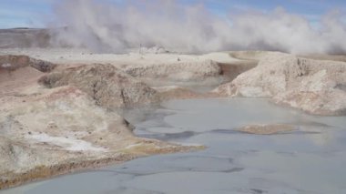 Bolivya 'daki Altiplano Andean Platosu' ndaki Sol de Manana gayzerlerinde fümerollü ve çamur çukurlu volkanik aktivite.