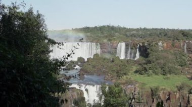 Iguazu Şelaleleri Brezilya ve Arjantin arasındaki sınırda yer almaktadır ve Güney Amerika 'nın yağmur ormanlarındaki kalabalık bir ravel bölgesi olan dünyanın yedi harikasından biridir..