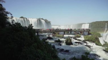 Iguazu Şelaleleri Brezilya ve Arjantin arasındaki sınırda yer almaktadır ve Güney Amerika 'nın yağmur ormanlarındaki kalabalık bir ravel bölgesi olan dünyanın yedi harikasından biridir..