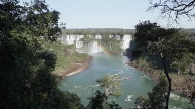 Iguazu Şelaleleri Brezilya ve Arjantin arasındaki sınırda yer almaktadır ve Güney Amerika 'nın yağmur ormanlarındaki kalabalık bir ravel bölgesi olan dünyanın yedi harikasından biridir..