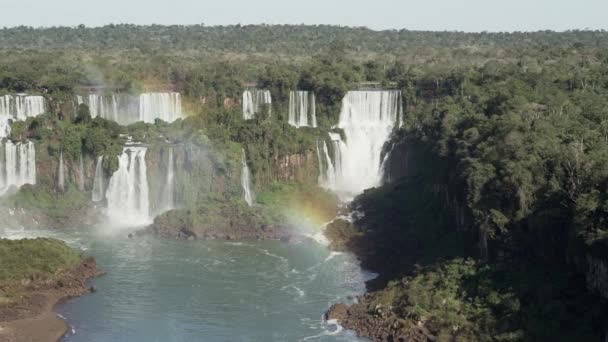 Iguazu Falls Ligger Vid Gränsen Mellan Brasilien Och Argentina Och — Stockvideo