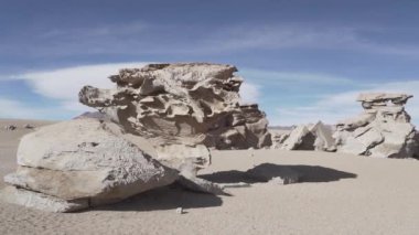 Arbol de la Piedra, Taş Ağacı, ünlü kaya oluşumu ve popüler seyahat noktası, rüzgarla aşınmış ve Bolivya 'nın kurak dağlarının And Dağları' ndaki Altiplano 'nun yüksek irtifasında yer almış..