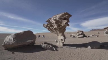 Arbol de la Piedra, Taş Ağacı, ünlü kaya oluşumu ve popüler seyahat noktası, rüzgarla aşınmış ve Bolivya 'nın kurak dağlarının And Dağları' ndaki Altiplano 'nun yüksek irtifasında yer almış..