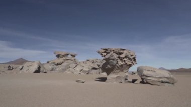 Arbol de la Piedra, Taş Ağacı, ünlü kaya oluşumu ve popüler seyahat noktası, rüzgarla aşınmış ve Bolivya 'nın kurak dağlarının And Dağları' ndaki Altiplano 'nun yüksek irtifasında yer almış..