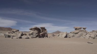 Arbol de la Piedra, Taş Ağacı, ünlü kaya oluşumu ve popüler seyahat noktası, rüzgarla aşınmış ve Bolivya 'nın kurak dağlarının And Dağları' ndaki Altiplano 'nun yüksek irtifasında yer almış..