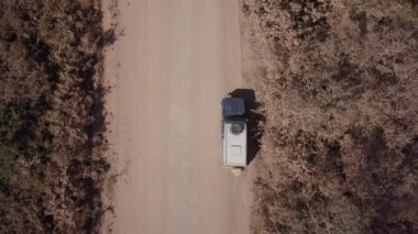 Dünyanın en büyük bataklık bölgesi olan Tropikal Bataklık Pantanal 'daki Transpantaneira' nın hava aracı görüntüsü ve yasadışı orman yangınlarıyla tehdit edilen Mato Grosso do Sul, Brezilya