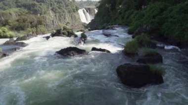 Iguazu Şelaleleri Brezilya ve Arjantin arasındaki sınırda yer almaktadır ve Güney Amerika yağmur ormanlarında popüler bir ravel merkezi olan dünyanın yedi harikasından biridir..