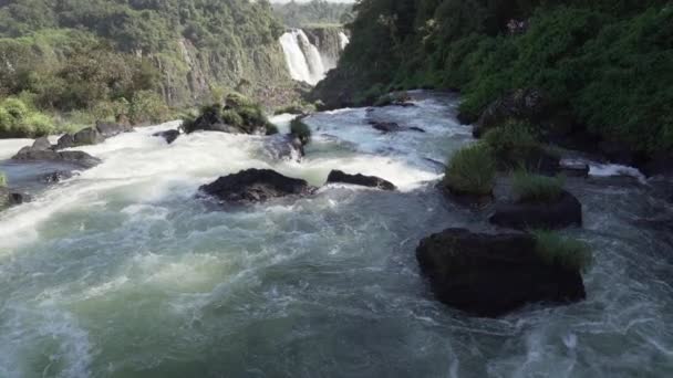 伊瓜苏瀑布座落在巴西和阿根廷的边境 是世界七大奇观之一 也是南美洲热带雨林最受欢迎的旅游胜地 — 图库视频影像