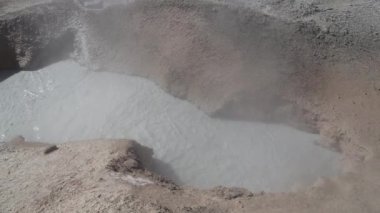 Bolivya 'daki Altiplano Andean Platosu' ndaki Sol de Manana gayzerlerinde fümerollü ve çamur çukurlu volkanik aktivite.