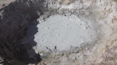 Bolivya 'daki Altiplano Andean Platosu' ndaki Sol de Manana gayzerlerinde fümerollü ve çamur çukurlu volkanik aktivite.