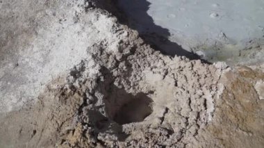 Bolivya 'daki Altiplano Andean Platosu' ndaki Sol de Manana gayzerlerinde fümerollü ve çamur çukurlu volkanik aktivite.