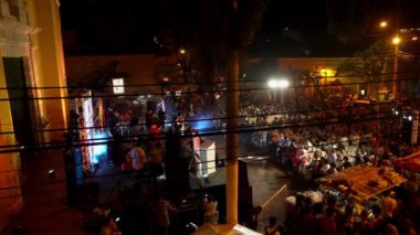 Cartagena, Kolombiya - 05 04 2019: Getsemani 'deki Plaza de la Trinidad' da düzenlenen festivalde canlı performans.