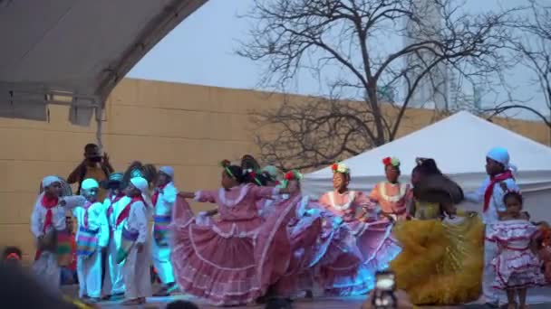 コロンビアのカルタヘナ 2019 カルタヘナの歴史的な市内中心部のプラザデロスコッチでのフェスティバルで典型的な服装で伝統的なダンスを行っている民俗ダンスグループ — ストック動画