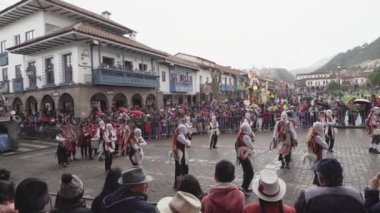 Cuzco, Peru - 06 16 2019: Cuzco şehir merkezindeki Plaza Belediye Başkanı 'nın etrafındaki İnti Raimy Festivali' nde renkli giysiler içinde dans ve müzik yapan yerli halk.