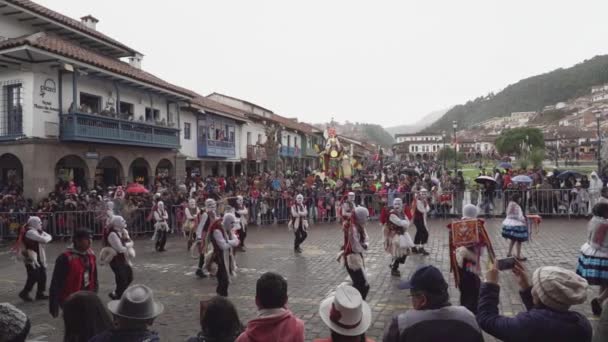 Cuzco Peru 2019 Őslakosok Színes Öltözékben Táncolnak Zenélnek Egy Utcai — Stock videók