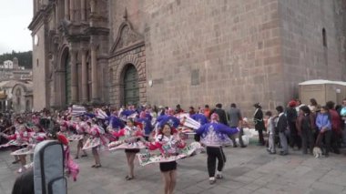 Cuzco, Peru - 06 16 2019: Cuzco şehir merkezindeki Plaza Belediye Başkanı 'nın etrafındaki İnti Raimy Festivali' nde renkli giysiler içinde dans ve müzik yapan yerli halk.